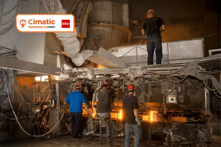 Cimatic ERP para Empresas de Producción Metalurgia. 4 Trabajadores operando maquinaria durante un proceso de fabricación industrial.